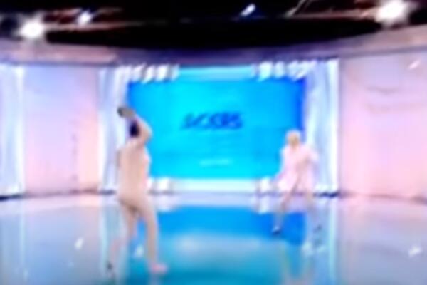 ULETELA SA CIGLOM U PROGRAM UŽIVO PA NAPALA VODITELJKU: Snimljena scena koja je sve ŠOKIRALA! (VIDEO)