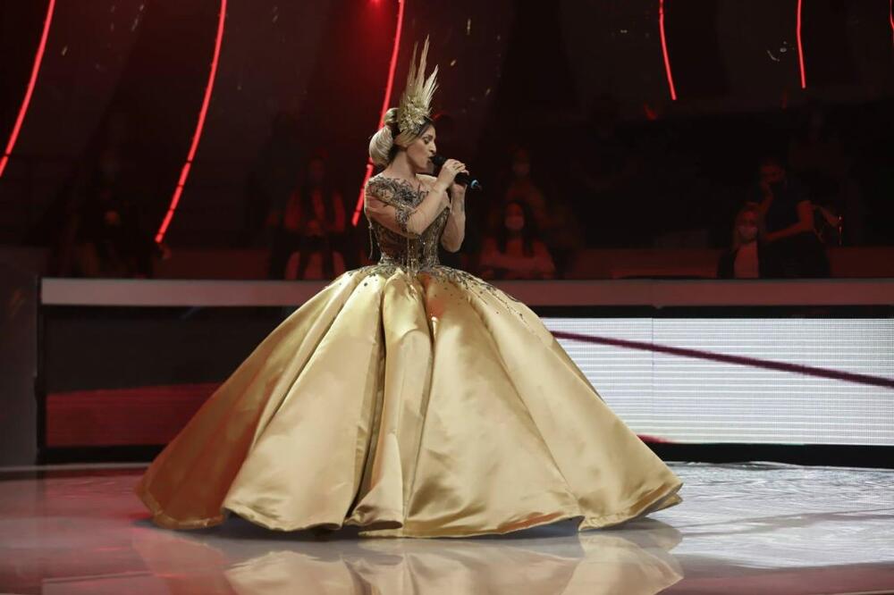 NJU ČUVA NEKO MNOGO JAK!U SUBOTU SE POJAVILA U BALSKOJ HALJINI I BACILA ŽIRI U NESVEST:Ponosna je na dečka,on je...