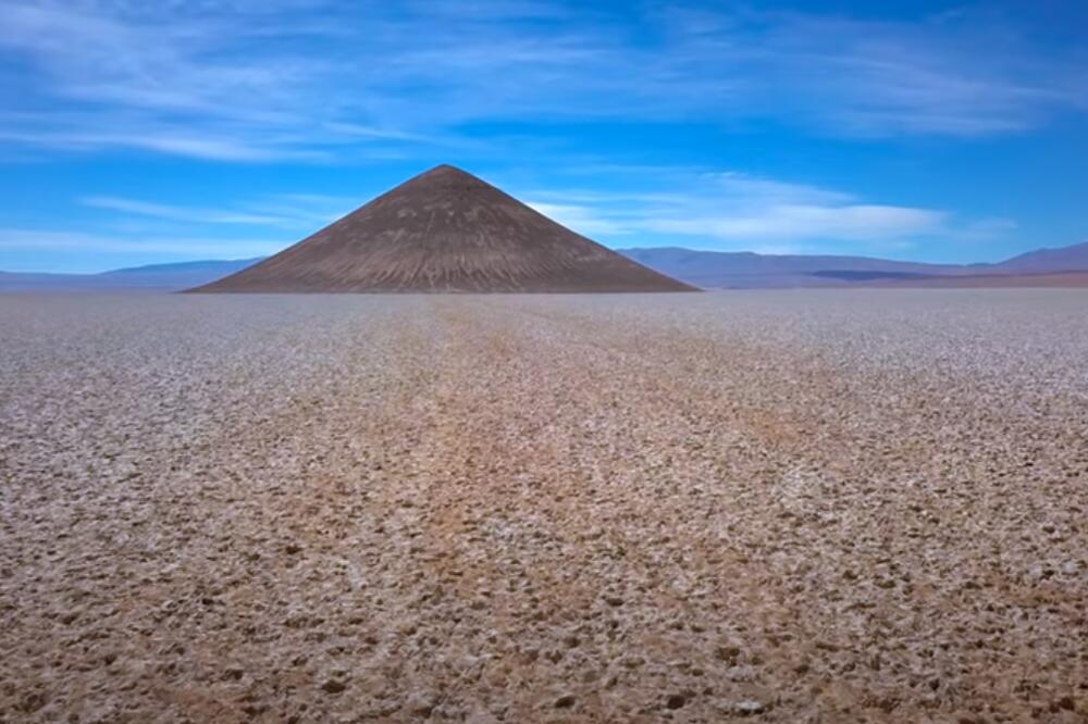 ČUDO PRIRODE! ARGENTINA KRIJE NAJUSAMLJENIJU "PIRAMIDU" NA SVETU: Nadrealni prizor usred bele ravnice (VIDEO)