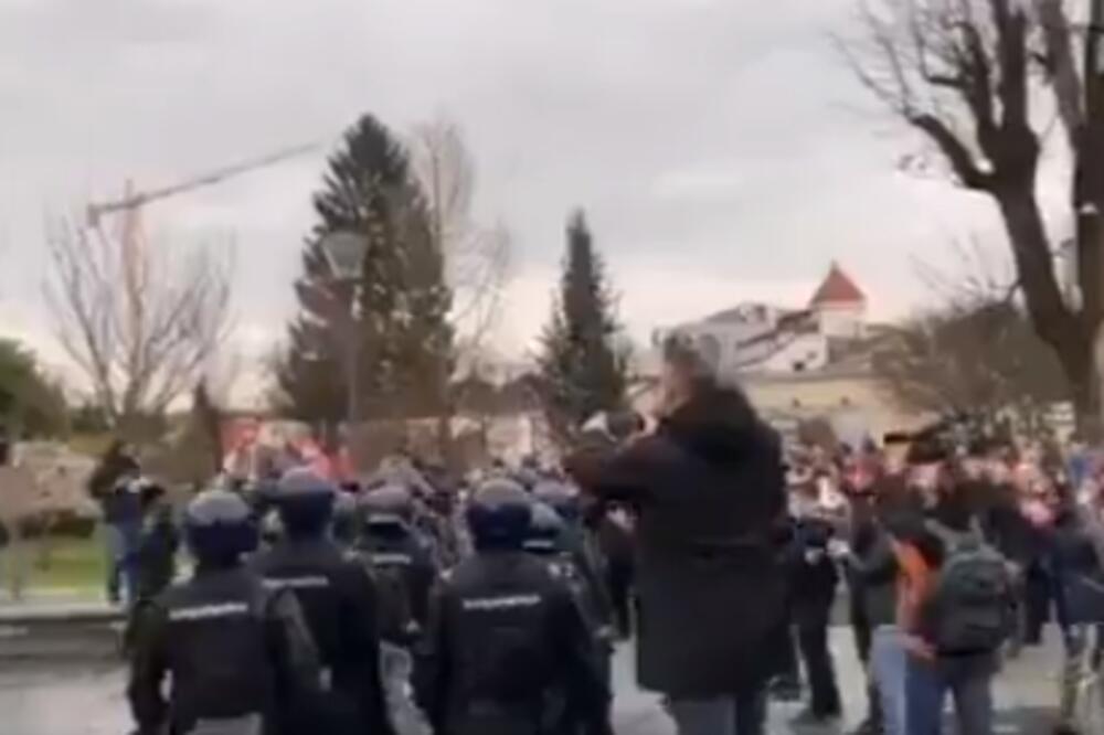 PROTEST UGOSTITELJA U BANJALUCI: Demonstranti uzvikivali "LOPOVI", reagovala i žandarmerija (FOTO/VIDEO)
