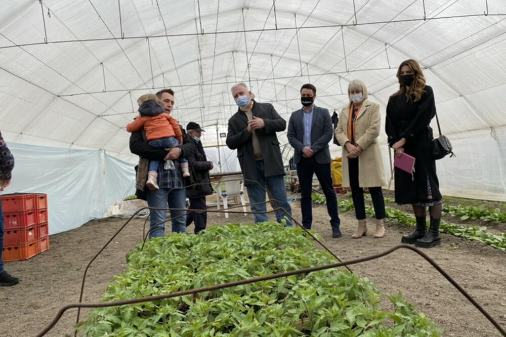 Ministar Dmitrović u radnoj poseti Sremskoj Mitrovici i višečlanoj porodici koja se bavi poljoprivredom