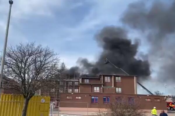 STRAVIČNA EKSPLOZIJA U ŠKOLI U ABERDINU: Gust dim se nadvio nad gradom, ne zna se da li ima povređenih! (VIDEO)