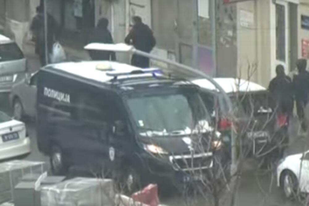 HAOS U KRUŠEVCU: Čovek zatočio 7 ljudi i pretio automatskim oružjem! (VIDEO)
