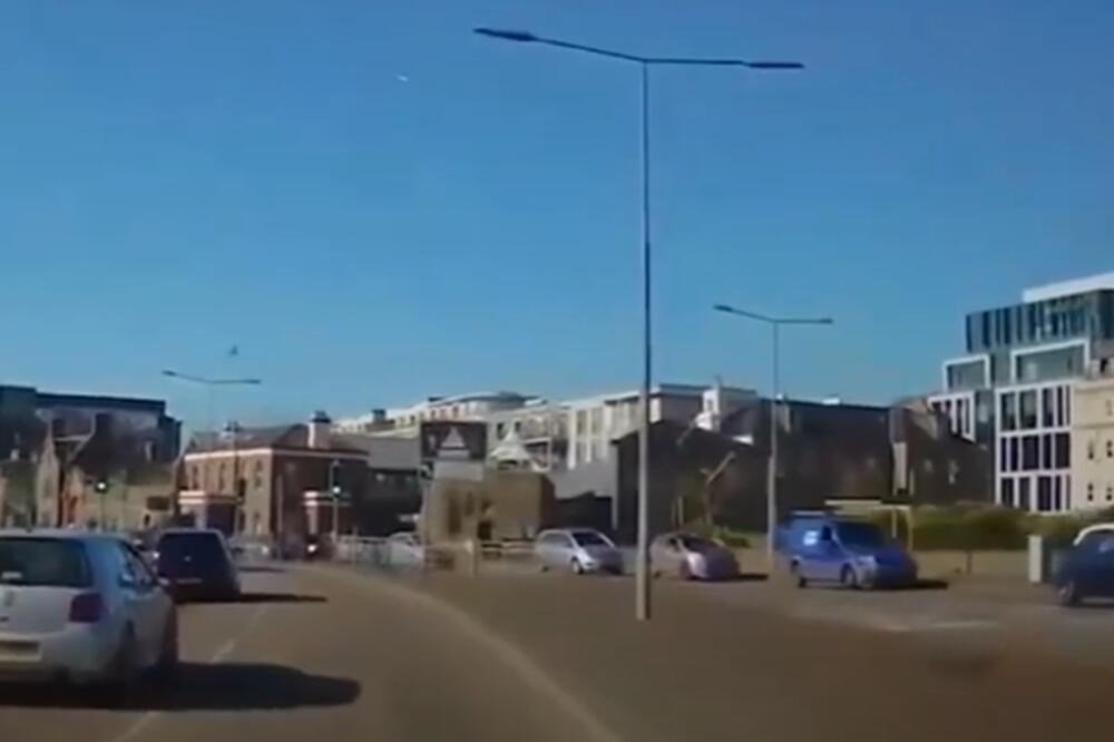 ŠTA JE TO, PTICA ILI AVION? Ne, to je meteor zbog kojeg su se alarmi upalili na automobilima! (VIDEO)