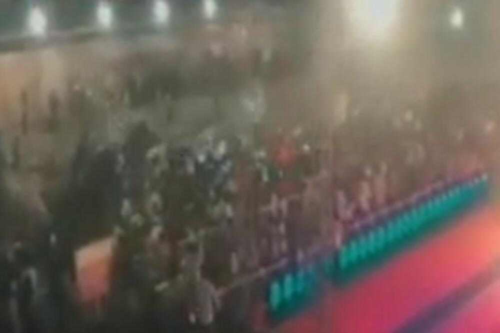 JEZIVA NESREĆA! PALA TRIBINA S NAVIJAČIMA! Preko 100 osoba povređeno! Pravo je čudo da nema mrtvih, za sada!