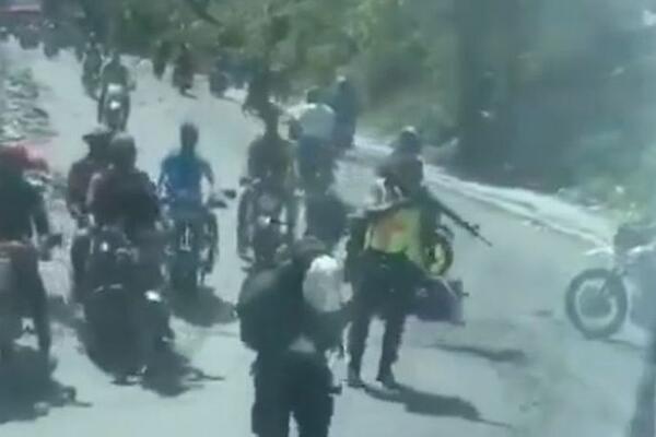 OTMIČARI POKUŠALI DA OTMU CELU FUDBALSKU REPREZENTACIJU: Na motorima i naoružani do zuba banditi opkolili autobus!