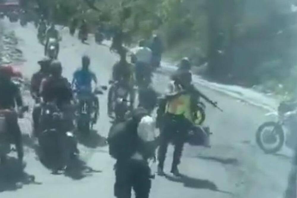 OTMIČARI POKUŠALI DA OTMU CELU FUDBALSKU REPREZENTACIJU: Na motorima i naoružani do zuba banditi opkolili autobus!