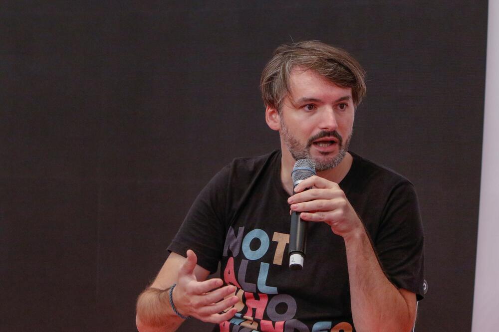 Izbeglica iz BIH oduševio NEMCE svojim knjigama: Poreklo i avanture momka sa SMEŠNOM FRIZUROM koji hejtuje HANDKEA