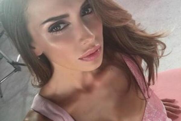 EMINA JAHOVIĆ UHVAĆENA SA ZGODNIM MUŠKARCEM NA MORU!Uživali na plaži jedno pored drugog ne skidajući osmehe sa lica