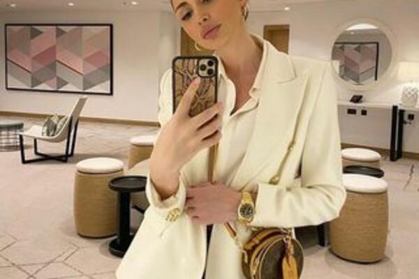 EMINA JAHOVIĆ JE DEO VELIKE DIPLOMATSKE PRIČE: Pevačica sa svojim bratom uradila nešto BITNO!