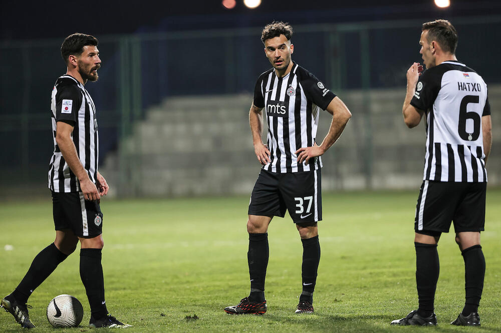 KRENUO NA TERAPIJE, ALI NEĆE TRENIRATI: Fudbaler Partizana slomio dva prsta, neizvestan nastup u finalu Kupa