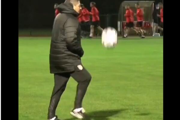 EH KAD BI ON MOGAO DA SE SKINE I ZAIGRA: Majstor Piksi na prvom treningu igračima pokazao da je klasa večna!