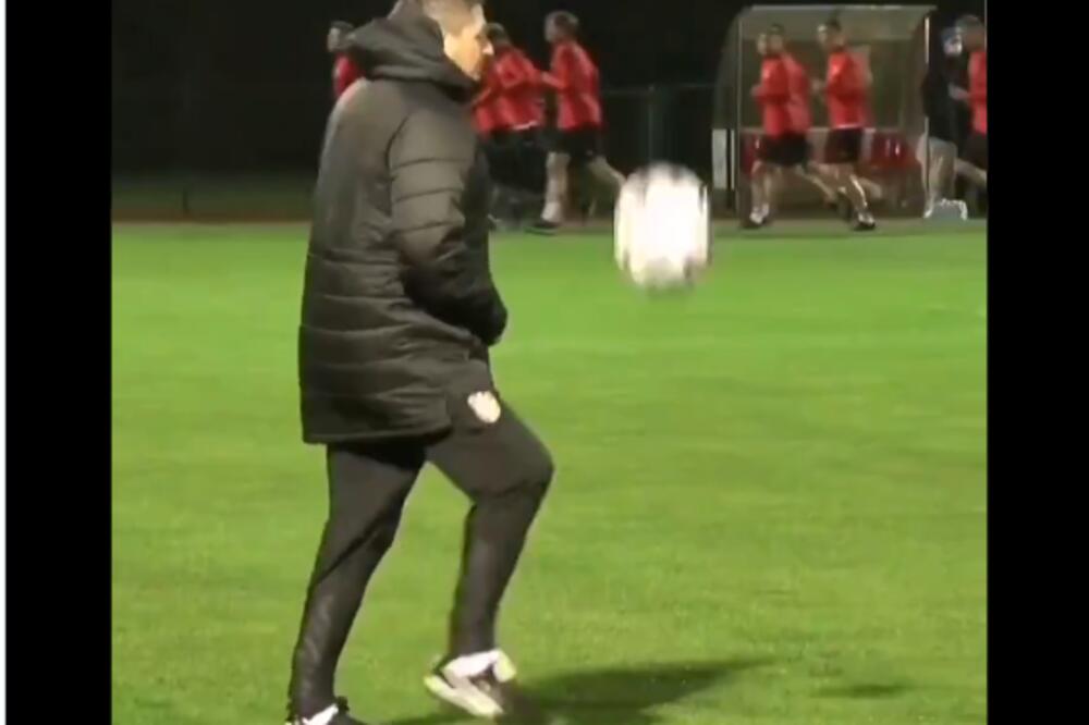 EH KAD BI ON MOGAO DA SE SKINE I ZAIGRA: Majstor Piksi na prvom treningu igračima pokazao da je klasa večna!