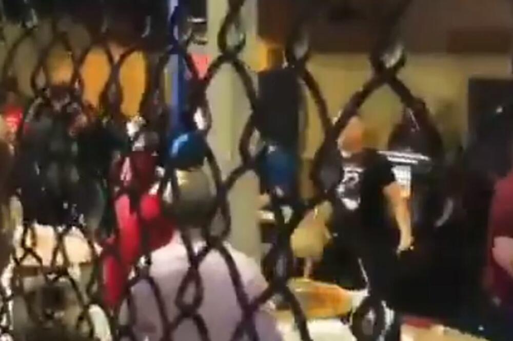 PUCNJAVA NA MMA TAKMIČENJU: Muškarac iz publike izvadio pištolj i pucao! Nastao je haos u hali! (VIDEO)