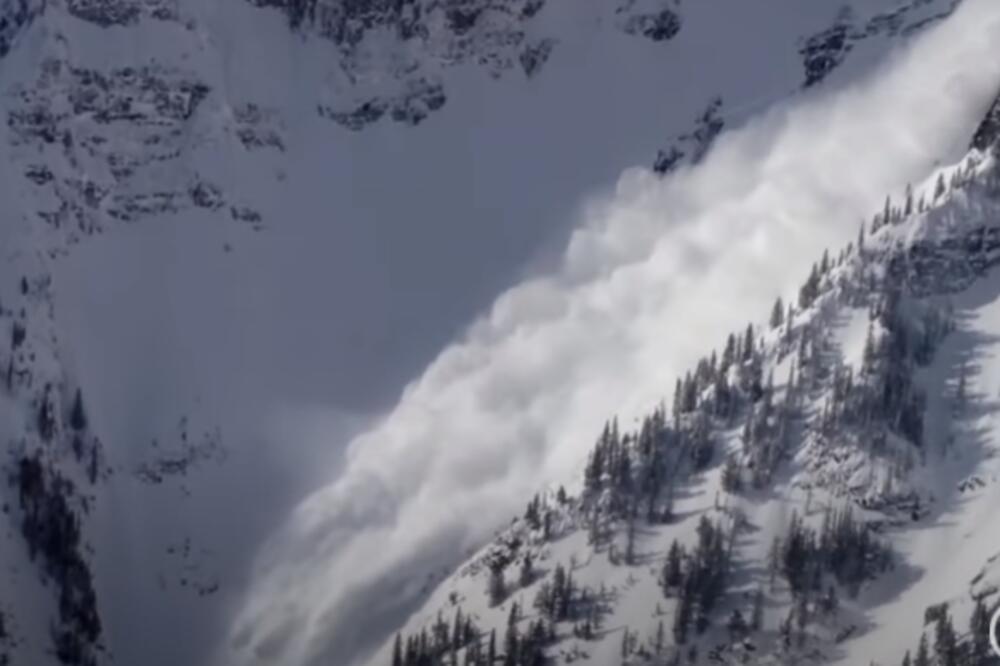STRAŠNA SNEŽNA LAVINA U RUSIJI: Spasioci evakuisali decu, devojčica nastradala