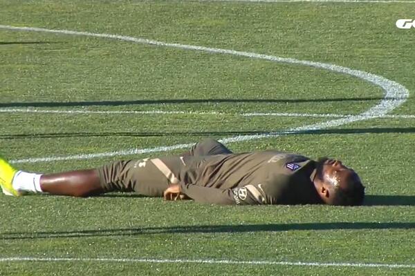 STRAVIČNA SCENA NA TRENINGU ATLETIKA: Napadač se stropoštao na teren i ostao bez svesti, saigrači u šoku! (VIDEO)