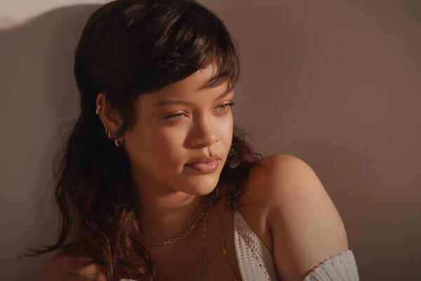 "RIJANA IZGLEDA KAO BESKUĆNIK"! Pevačicina fotka IZAZVALA HAOS na društvenim mrežama: Kažu da je UKRALA STAJLING!