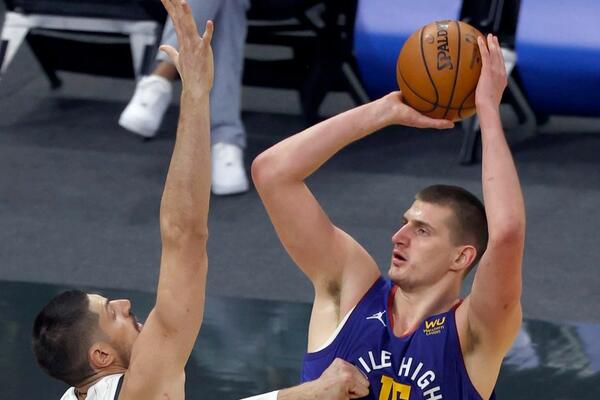 PRVO GA ISPRAŠIO NA PARKETU, A ONDA GA ISHVALIO: On je primer profesionalizma