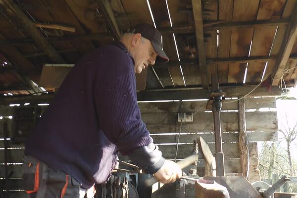 BATO IZ SELA VISIBABE JE VLASNIK JEDINSTVENE KOVAČNICE: Tu nastaje ORUŽJE kojim se služio svaki praistorijski čovek