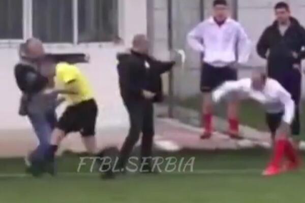 GROZNE SCENE U "BETON LIGI" SRBIJE: Udario delegata, pa sudiju gađao flašicom! (Video)