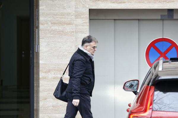 LEČIĆ POŠAO PREMA POZORIŠTU ZBOG SMRTI KOLEGE VLASTE? Prve slike glumca nakon optužbe za SILOVANJE! (FOTO GALERIJA)