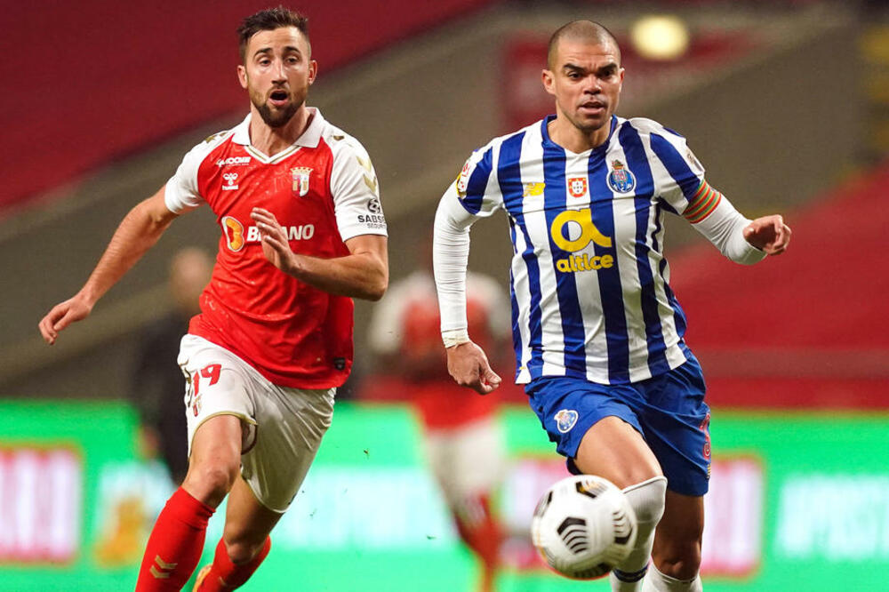 TAKO SE POŠTUJE NACIONALNI GRB: Čovek iznajmio avion da bi došao na okupljanje