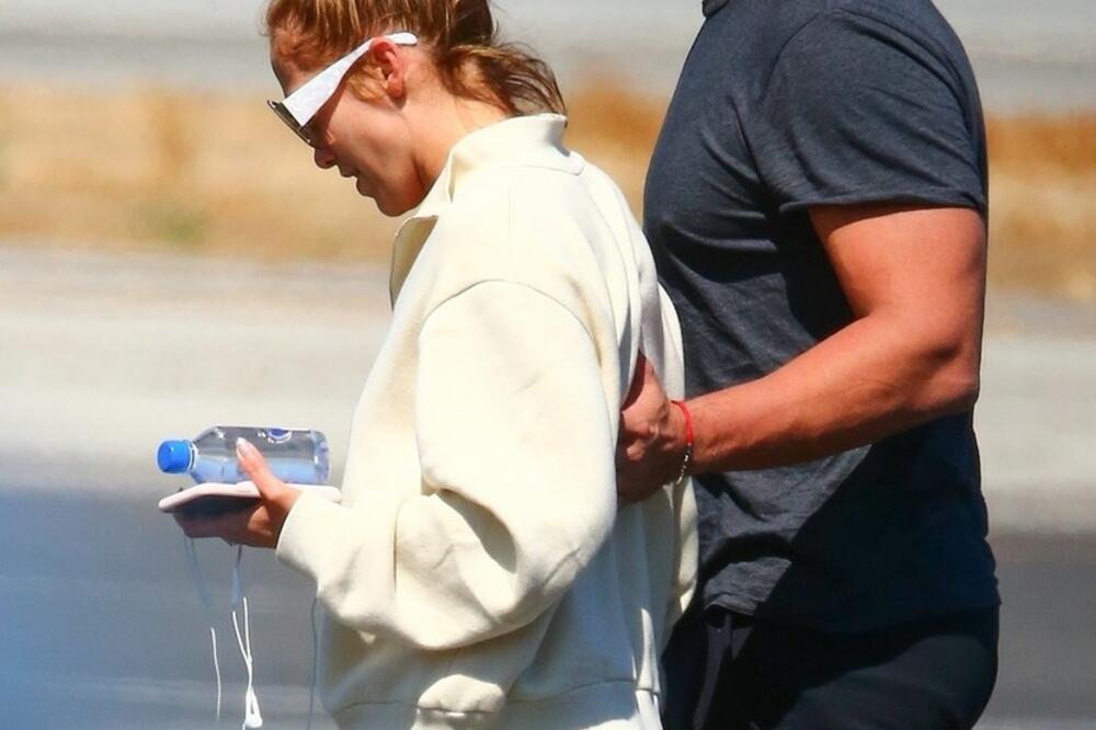 GOTOVO JE! DŽEJ LO OSTAVLJENA PREKO PORUKE: Ona uzvratila udarac, NEĆE da vrati VERENIČKI PRSTEN vredan 5 miliona!