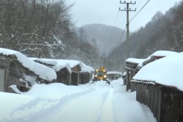 VOJSKA SRBIJE PRITEKLA U POMOĆ: Snežni nanosi paralisali opštinu Crna Trava, stanovnici bili zarobljeni devet dana!