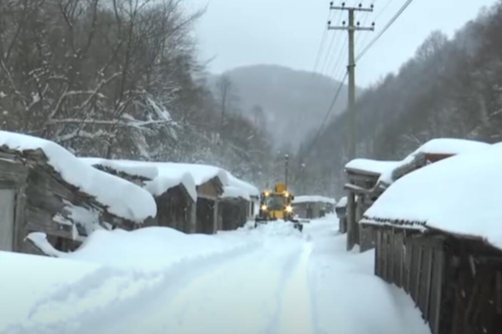 VOJSKA POKUŠAVA DA DOĐE DO TRI BEBE U SELU MLAČIŠTE: Putevi su zavejani, proglašena je i VANREDNA SITUACIJA
