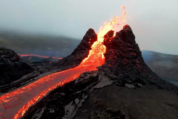NEVEROVATNI PRIZORI ERUPCIJE KOJI ODUZIMAJU DAH: Dron preleteo iznad vulkana iz kog je šikljala LAVA! (VIDEO)