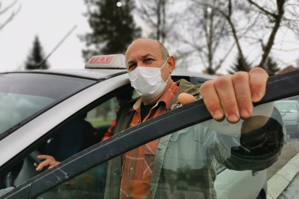 OMILJENI TAKSISTA IZ MRŠINACA: Dejan svakodnevno prevozi decu sa INVALIDITETOM do obrazovnih ustanova (FOTO)