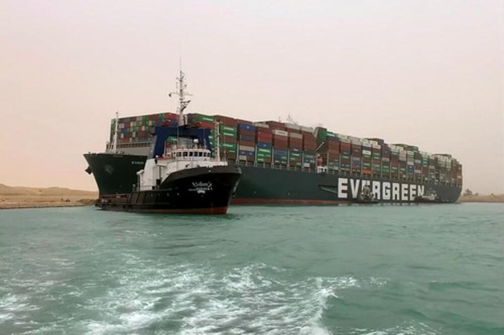 GRDOSIJA NAPOKON OSLOBOĐENA: Pokrenuo se brod koji je blokirao Suecki kanal, saobraćaj još nije prohodan! (VIDEO)
