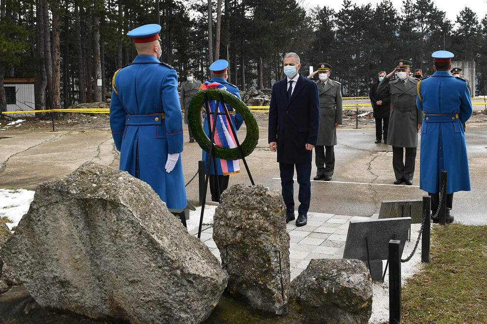 POVODOM DANA SEĆANJA MINISTAR STEFANOVIĆ POLOŽIO VENCE ŽRTVAMA NATO-A: Sa ponosom se sećamo naših HEROJA