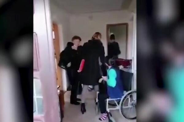 ISTRAUMIRANA DECA IZ BLACA NE PUŠTAJU NIKOGA U DOM! Unuk stavio prepreku na vrata, iz straha od Socijanih radnika
