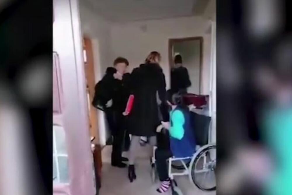 ISTRAUMIRANA DECA IZ BLACA NE PUŠTAJU NIKOGA U DOM! Unuk stavio prepreku na vrata, iz straha od Socijanih radnika