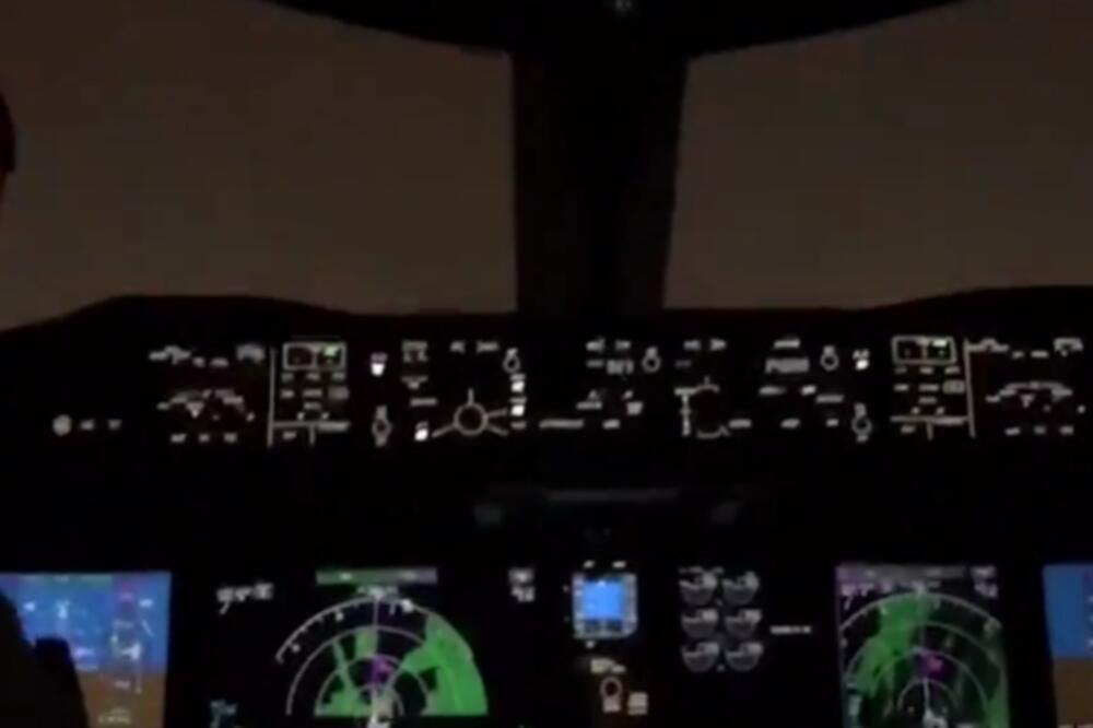 PILOT UHVAĆEN U SKANDALOZNOJ RADNJI PRE LETA: Stjuardesa ga zatekla na delu, pa se skinuo PRED NJOM!