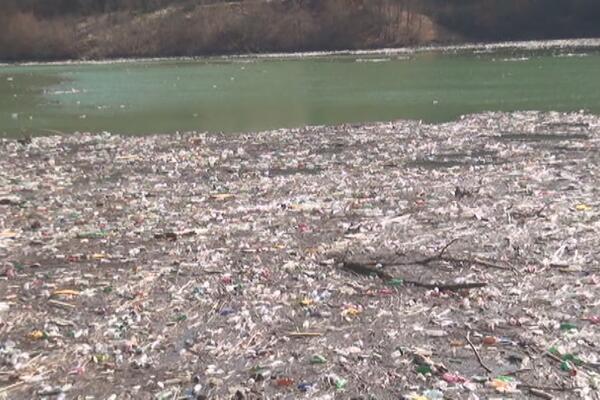 DECENIJSKI PROBLEM NA POTPEĆKOM JEZERU ĆE KONAČNO BITI REŠEN: Gradi se brana za prikupljanje OTPADA