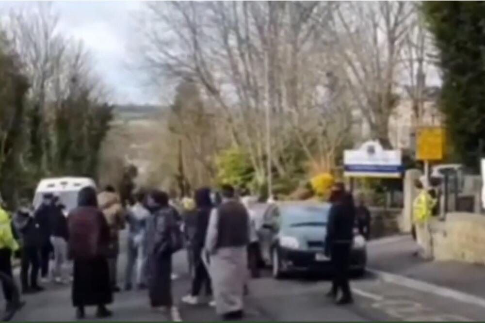 BESNI RODITELJI PROTESTOVALI ISPRED ŠKOLE: Nastavnica suspendovana, prikazivala uvredljive stvari! (VIDEO)