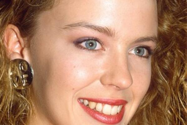 BILA JE PRIRODNA LEPOTICA, MNOGI SU LUDELI ZA NJOM: Uništio je ALKOHOL, skroz se deformisala plastičnim operacijama