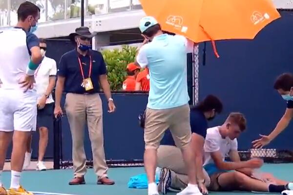 SVE JE ZABRINUO: Mladi teniser naglo ostao bez snage i pao usred poena! (VIDEO)