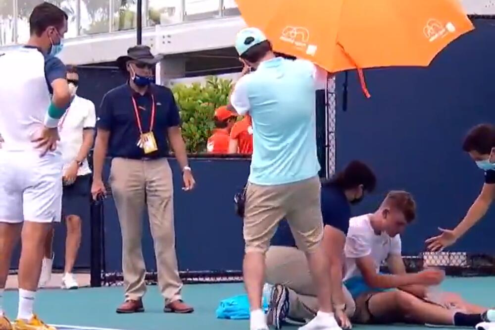 SVE JE ZABRINUO: Mladi teniser naglo ostao bez snage i pao usred poena! (VIDEO)