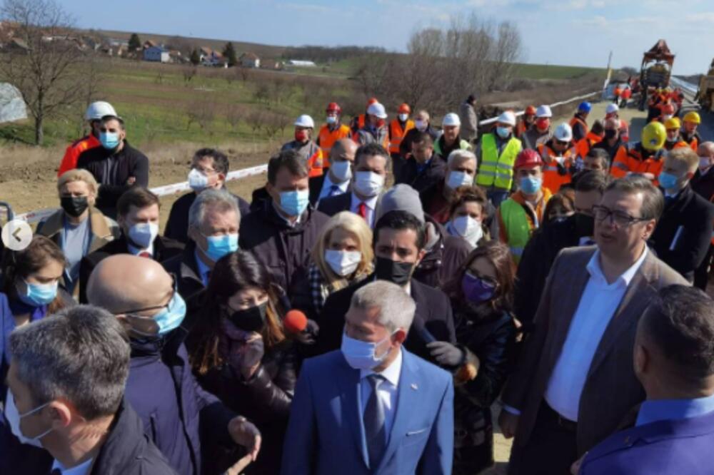 PREDSEDNIK VUČIĆ PONOSAN: Obišao je železničku stanicu Zemun