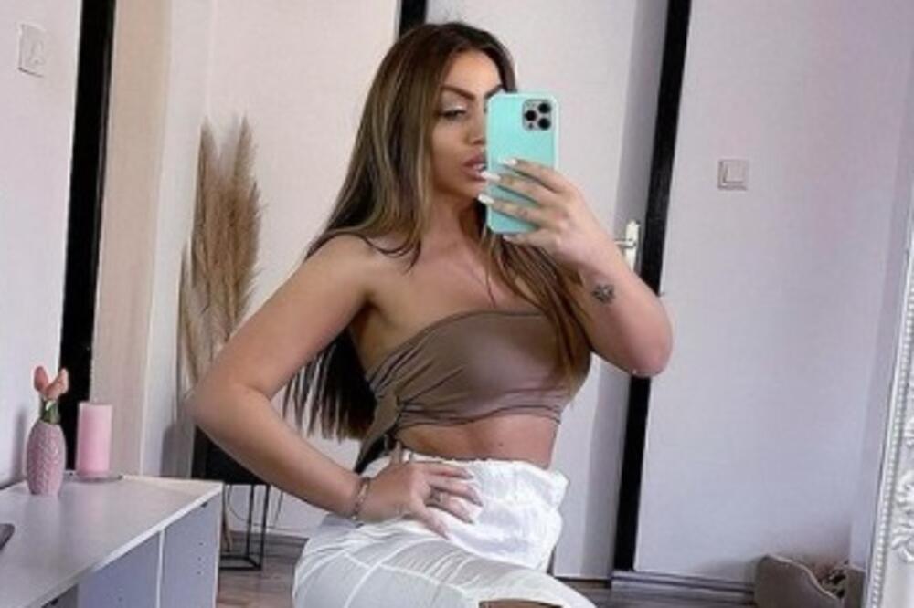 POZNATA PEVAČICA SE SKINULA NASRED PUTA: Oliverine bezobrazno vrele poze uživo, BOMBASTIČNO! (FOTO)