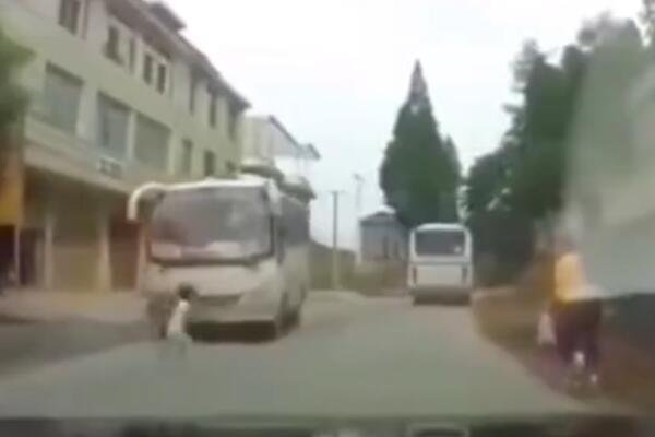 MAJKA JE SAMO GLEDALA, SRCE JOJ JE STALO! Strašan snimak sa ulice, autobus se ZALETEO (VIDEO)