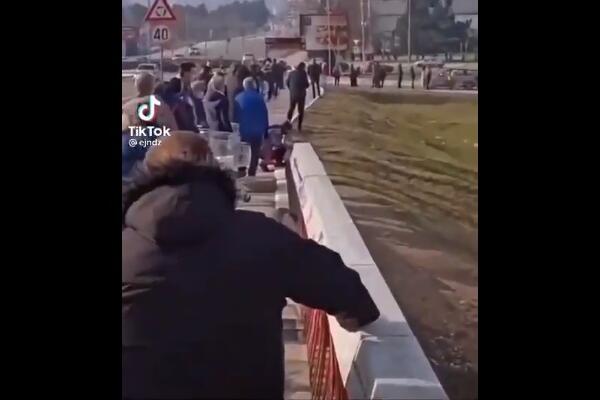 NIŠLIJE NE HAJU ZA MERE, PREČE IM DA KUPE PILE NA AKCIJI: Ispred marketa kilometarski red, A BROJKE RASTU (VIDEO)