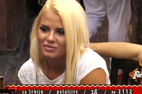 NA FARMI JE BILA SLATKA PLAVUŠICA: Ofarbala se u crno, ugradila silikone, DA JE SRETNETE NE BISTE JE PREPOZNALI!