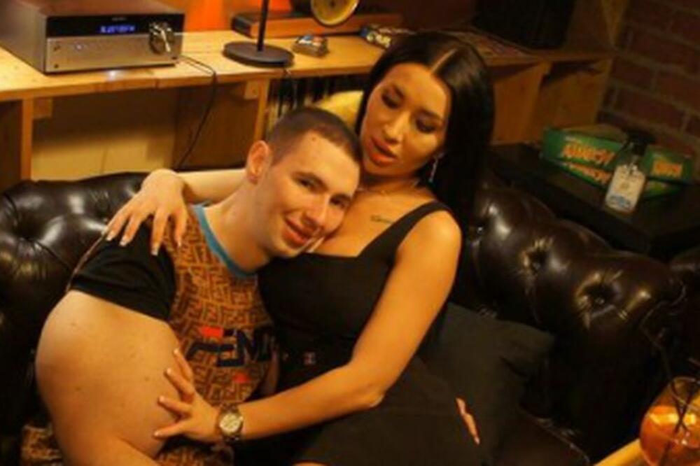 RUSKI POPAJ, JEDVA SPASAO RUKU: A sada sa devojkom snima filmove za odrasle!