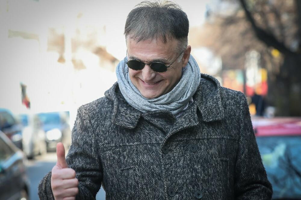 1 DETALJ JE SVIMA PRIVUKAO PAŽNJU, MNOGI SU U NEVERICI: Lečić je pošao ka policijskoj stanici u NEVIĐENOM IZDANJU!