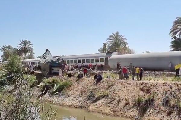 JEZIV PRIZOR U EGIPTU: Sudarila su se dva voza, ima POVREĐENIH! (VIDEO)