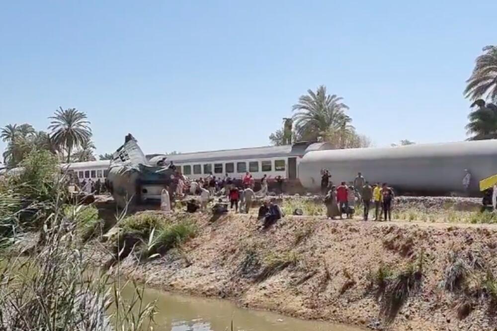 JEZIV PRIZOR U EGIPTU: Sudarila su se dva voza, ima POVREĐENIH! (VIDEO)
